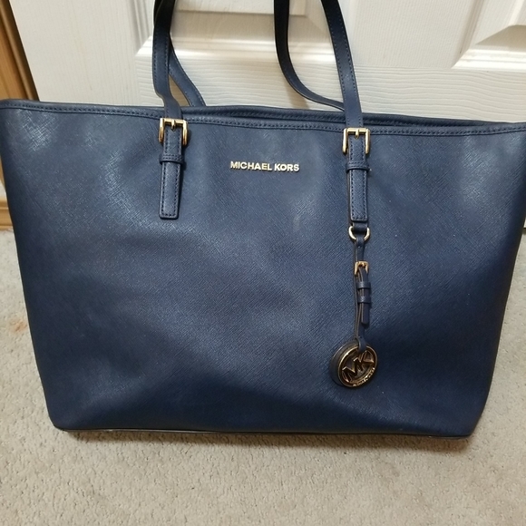 Michael kors large zip-up tote bag. - Picture 8 of 12